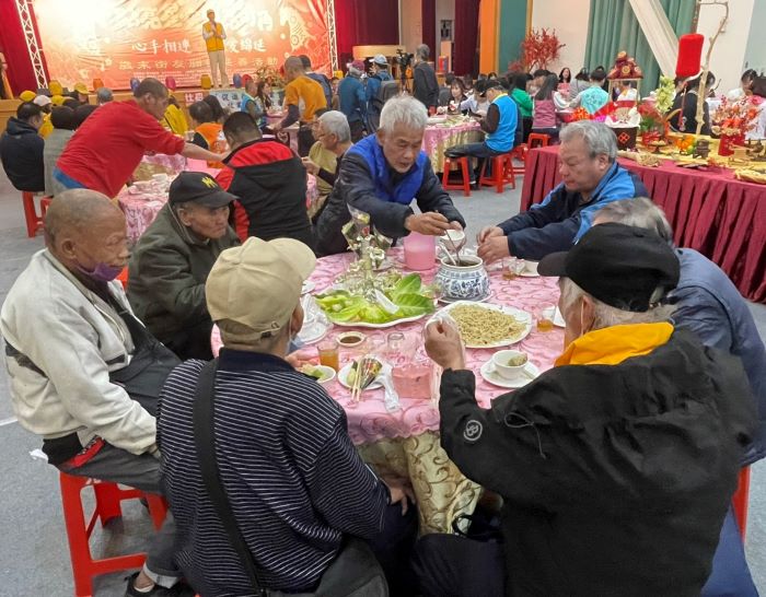 點亮星空照亮街角 〈善悅〉歲末圍爐關懷街友 40 《圖說》新北市善悅關懷協會在新莊區元亨寺台北講堂,舉辦街友圍爐關懷活動。〈社會局提供〉