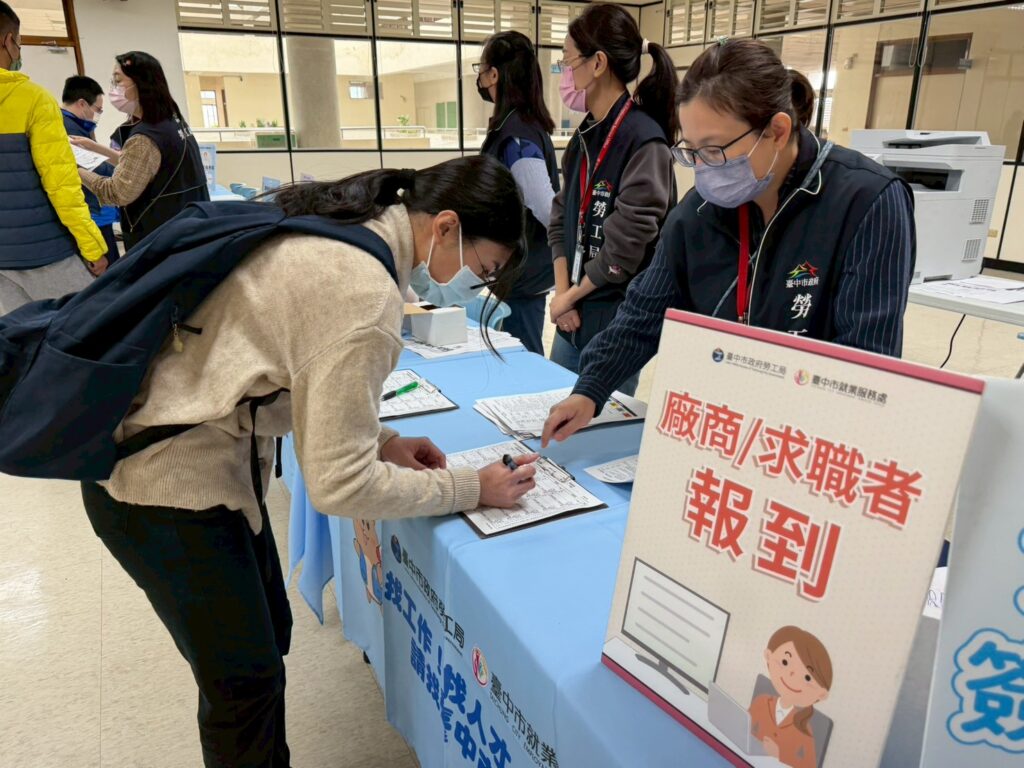 漢神洲際開幕在即 中市府協助徵才2/7釋出逾700職缺 38 %E6%B1%82%E8%81%B7%E6%B0%91%E7%9C%BE%E8%87%B3%E6%B4%BB%E5%8B%95%E6%9C%83%E5%A0%B4%E5%A0%B1%E5%88%B0%E6%83%85%E5%BD%A2 1024x768 1