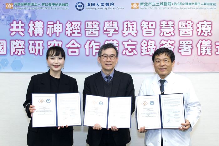 共構國際研究夥伴關係 土城醫院與林口長庚攜手韓國漢陽大學醫院簽MOU 21 《圖說》土城醫院與林口長庚攜手韓國漢陽大學醫院簽署合作備忘錄,左:漢陽大學醫院Hee-Jin Kim主任、中:土城醫院賴旗俊院長、右:林口長庚邱政洵副院長。〈土城醫院提供〉