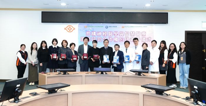 共構國際研究夥伴關係 土城醫院與林口長庚攜手韓國漢陽大學醫院簽MOU 22 《圖說》土城醫院與林口長庚攜手韓國漢陽大學醫院簽署合作備忘錄,共構神經科學與智慧醫療國際研究夥伴關係。〈土城醫院提供〉