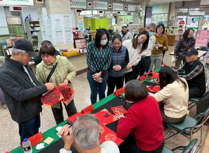 迎接嶄新一年 板橋郵局新春揮毫贈春聯 22 《圖說》板橋郵局新春揮毫贈春聯活動民眾踴躍索取。〈板橋郵局提供〉