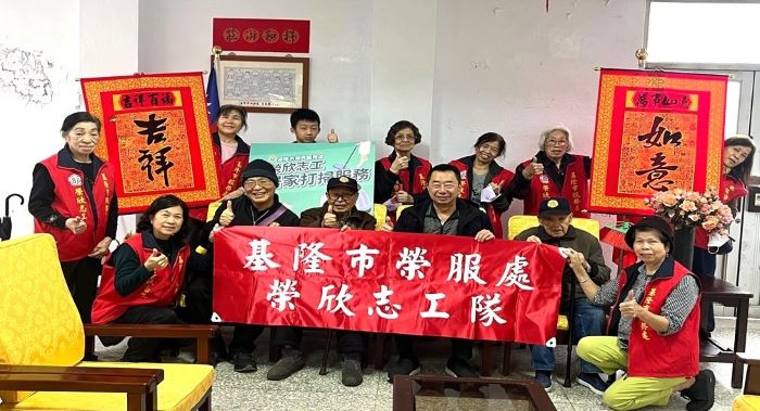 關懷獨居長輩榮民 方正率隊愛心照顧服務 25 《圖說》基隆市榮服處長方正(前排右3)率服務團隊及仁安區榮欣志工前往暖暖祥和山莊關懷榮民眷、致贈春節慰問品。〈基隆榮服處提供〉