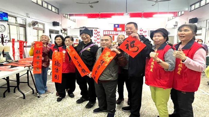 關懷獨居長輩榮民 方正率隊愛心照顧服務 26 《圖說》基隆市榮服處長方正(右三)和暖暖區服務組長(左四)江有維及榮欣志工與現場榮民眷春聯揮毫同樂。〈基隆榮服處提供〉