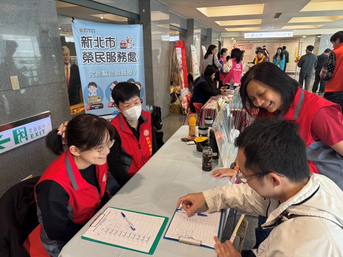 《圖說》新北市榮服處就業站團隊於暖冬就博會現場設置服務台，提供退除役官兵（眷）一對一就業諮詢與職缺媒合，現場洽詢踴躍、互動熱絡。〈新北榮服處提供〉