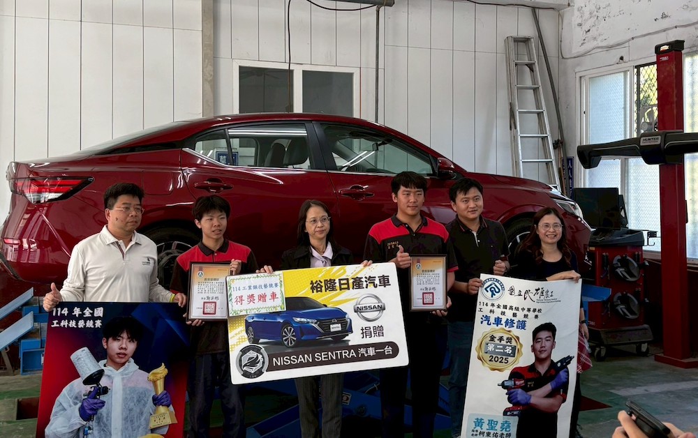 國立民雄農工汽車科再傳捷報,在114學年度全國學生工業類技藝競賽中,高三學生黃聖堯榮獲汽車修護第二名,劉宗威則在汽車噴漆項目奪得金手獎第三名。(圖/民雄農工提供)