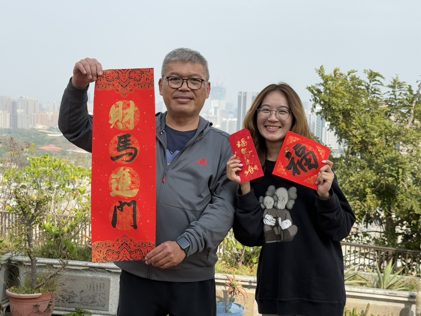 壽山收容所「毛星人」揮毫迎新春! 浪浪腳印變身「梅花圖」萌翻全場