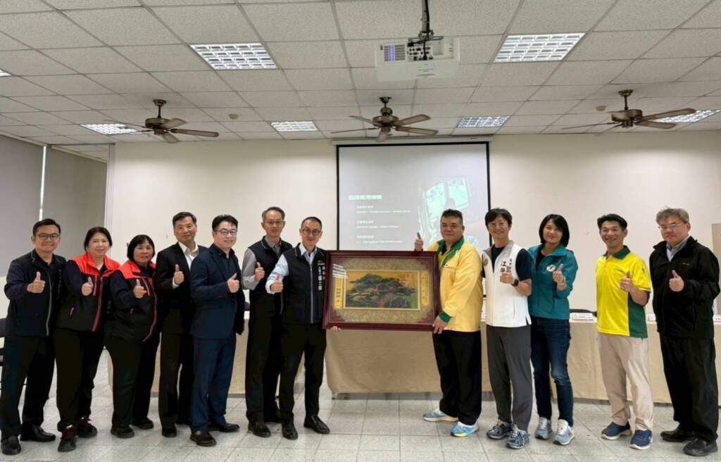 ▲消防局回贈感謝匾額予銘金科技股份有限公司曾仁安董事。