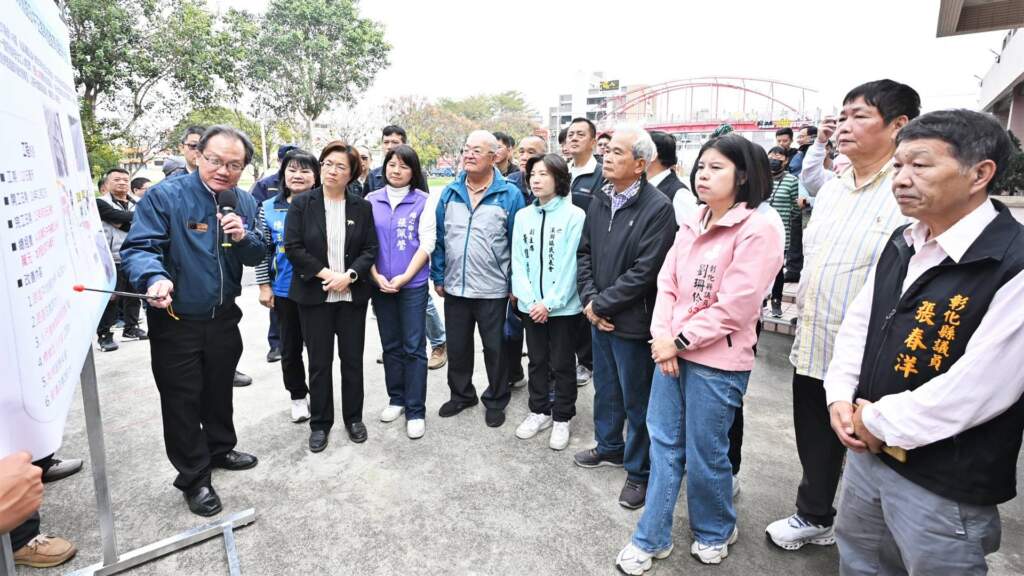 ▲彰化縣長王惠美於今日前往視察「埔心鄉員鹿路及中正路等道路周邊提升計畫」工程,現場聆聽簡報。(圖/彰化縣政府提供)