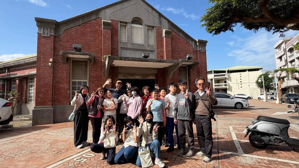 ▲師生參訪北斗百年歷史建築紅磚市場,了解「其實豆製所」如何堅持使用國產大豆,並與田野勤學的合作,成為地方創生的新亮點。(圖/福德國小提供)