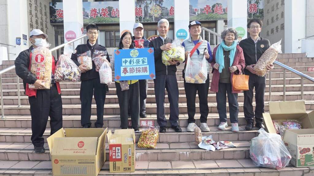 ▲中彰榮家住民長輩歲末年終春節年貨大採購。(圖/中彰榮家提供)