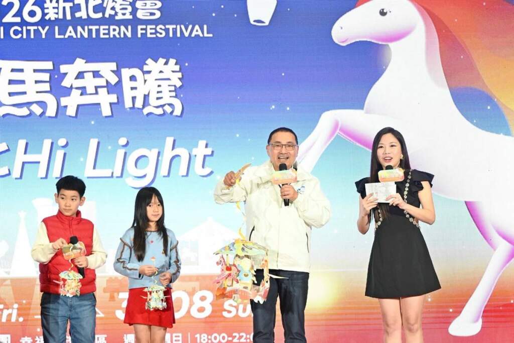 ▲活動現場侯友宜與小朋友親切互動,帶領孩子們搶先體驗新北小提燈「Horses 好事轉來」。