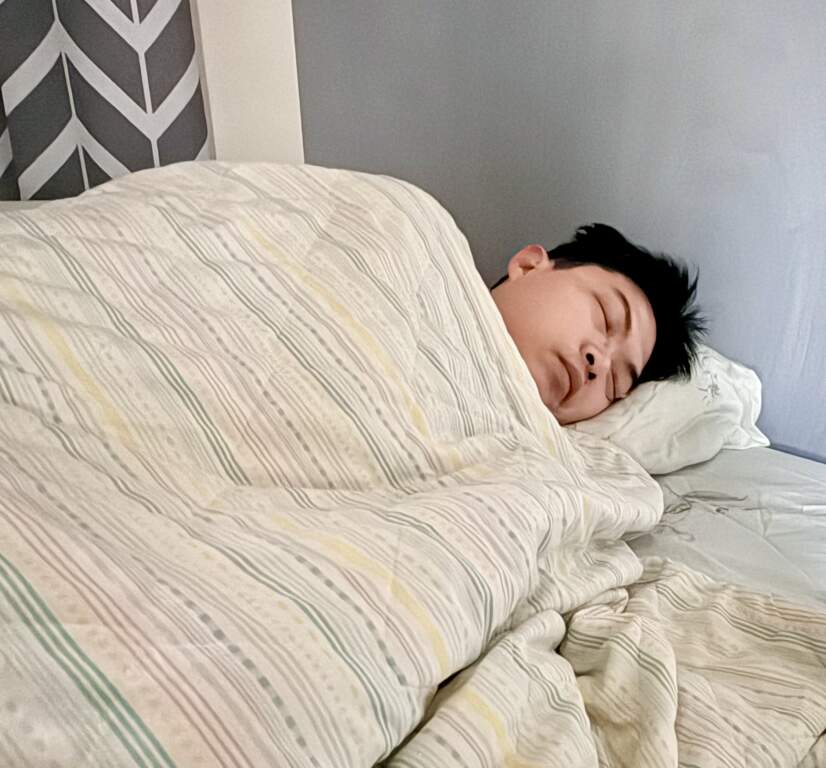 ▲吳坤陵醫師指出,睡眠是預防感冒最關鍵卻常被忽略的一環。研究顯示,每晚睡眠少於5小時的人,罹患感冒的機率是睡滿7小時者的4倍以上。