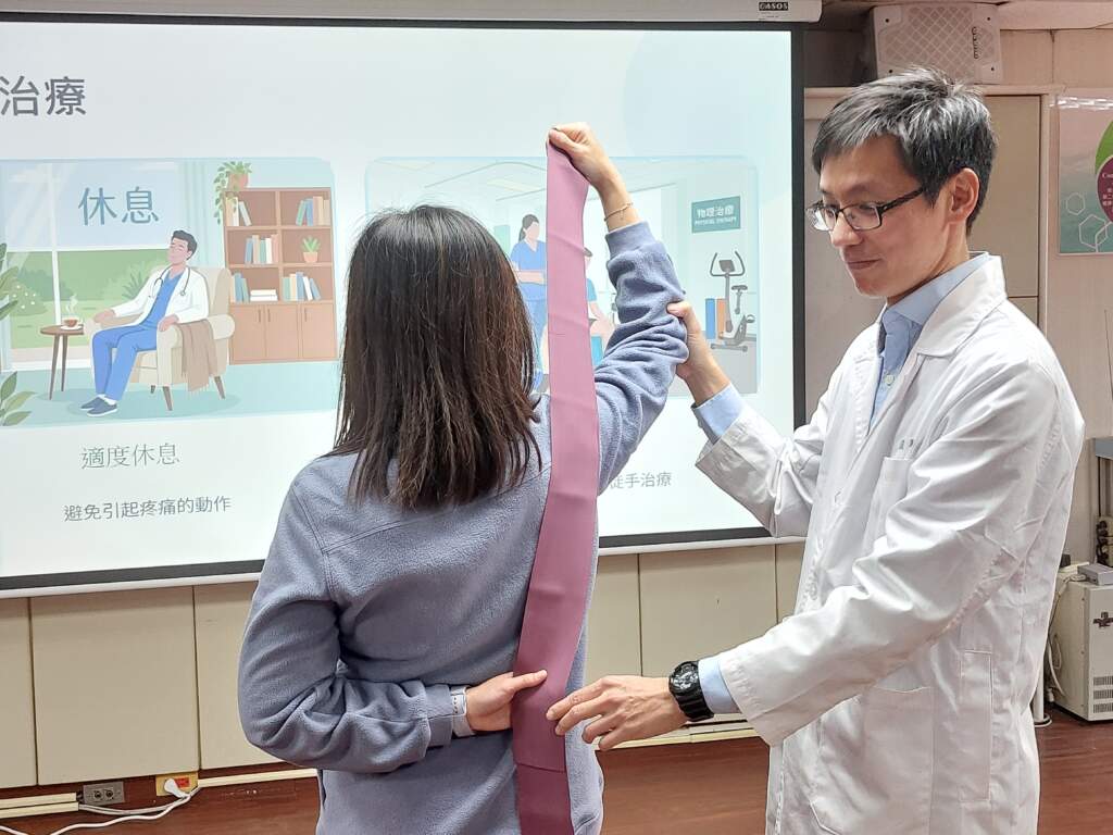 ▲張竣凱醫師表示,無論是打針治療或手術修復,病人都需要搭配物理治療協助改善肩膀活動度及不正常的肩膀施力過程,以達到更佳的生活品質。