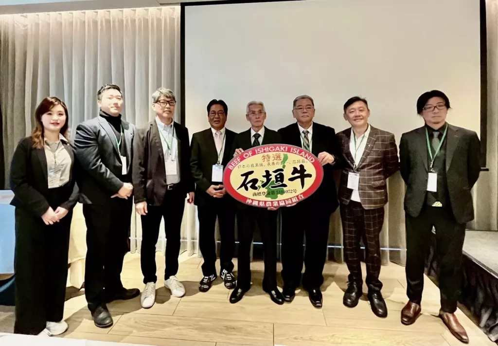 「石垣和牛主廚交流品鑑會」主辦方台日雙方代表,照片左至右:台灣石垣畜產股份有限公司品牌行銷暨公關部總監林靖芬、策略企劃長邱靖翔、石垣畜產股份有限公司董事上原常弘、台灣石垣畜產股份有限公司執行長池建志、石垣畜產股份有限公司-濱川忍會長、八重山食肉中心理事仲大盛吉幸、JA石垣和牛肥育部會上江州安生會長、A - pex plus株式會社河端 和也董事長。