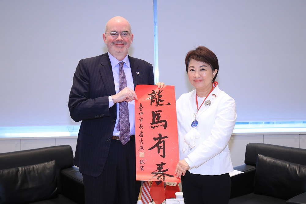 AIT高層接連來訪 盧秀燕以提燈、珍奶會友:盼加強台美經貿文化交流 216 AIT高層接連來訪 盧秀燕以提燈、珍奶會友:盼加強台美經貿文化交流 215