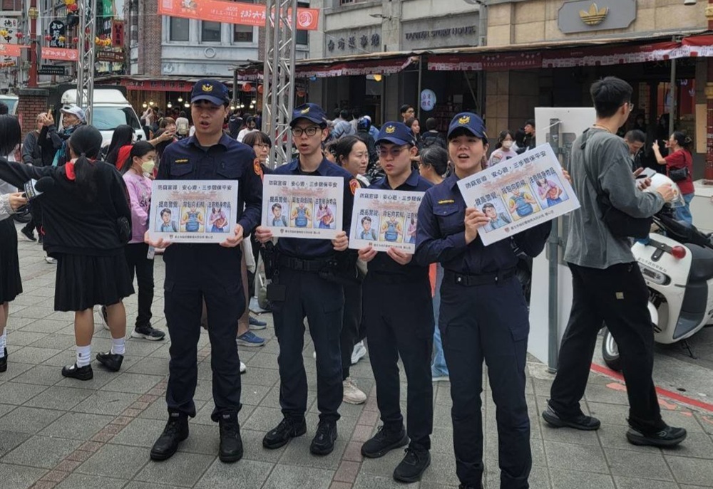 防竊不馬虎 警提醒出遊皮夾手機要視線可及 206 cnews204260130a19