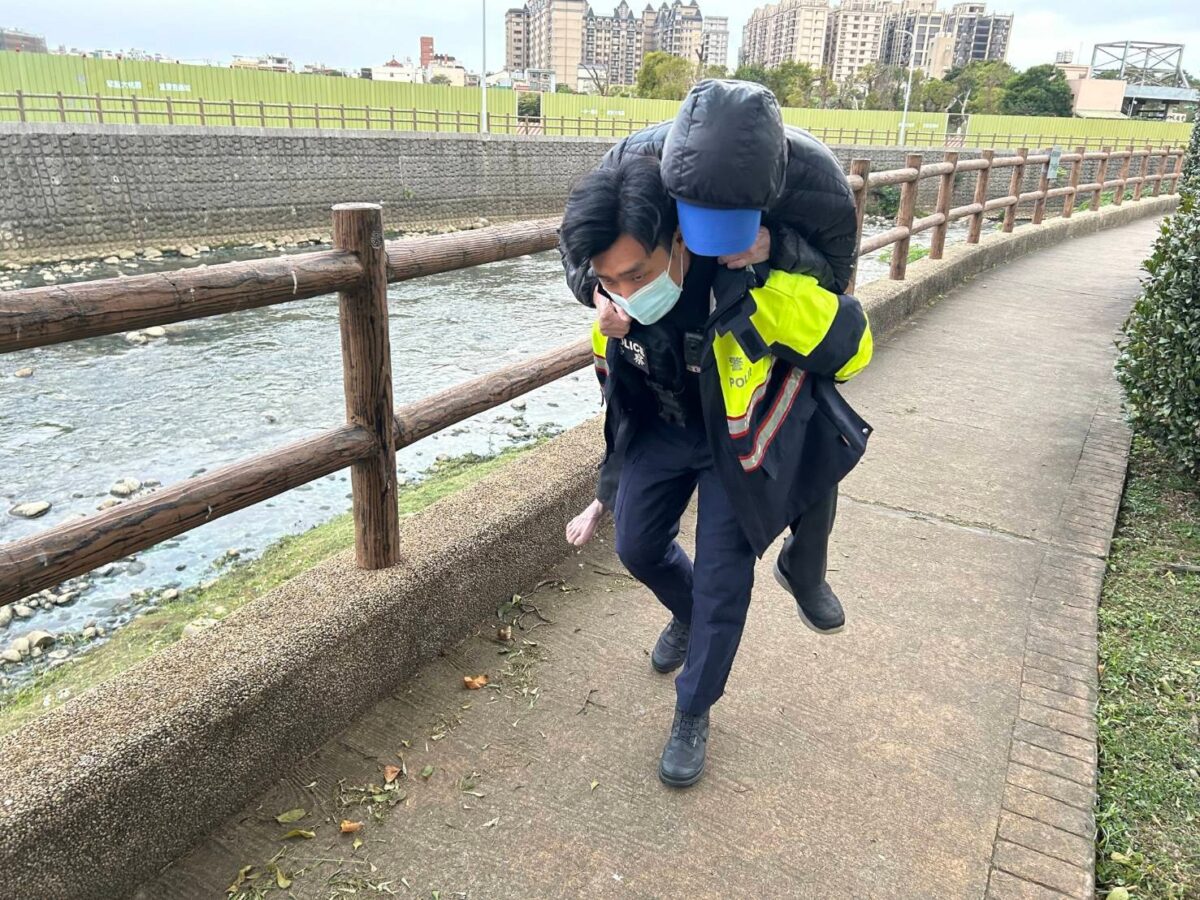 9旬翁帶病運動迷途河堤 中壢警「一肩背回」助平安返家 S 20791334 0