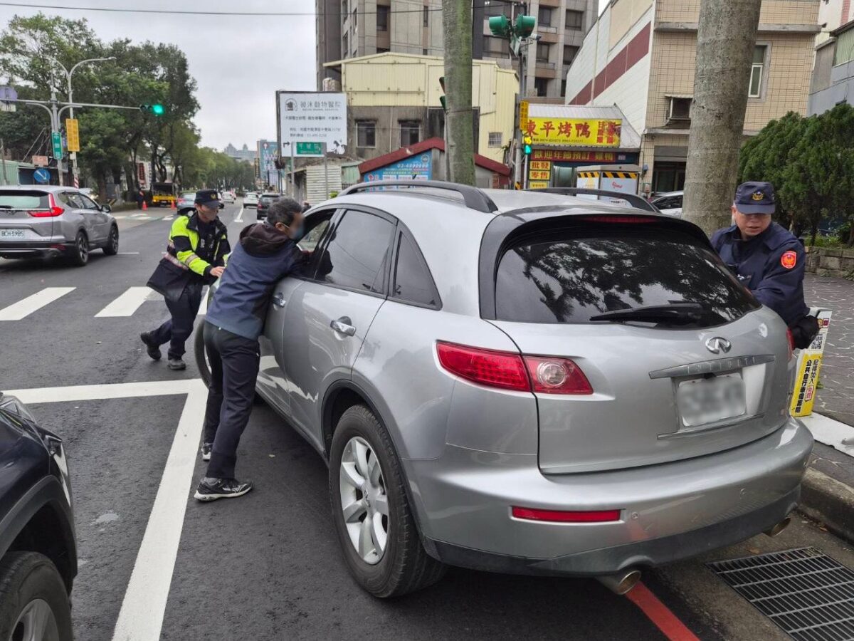 捨不得被賣?龍潭老車「剛估完價」路口熄火 警徒手推車解圍 S 9084944