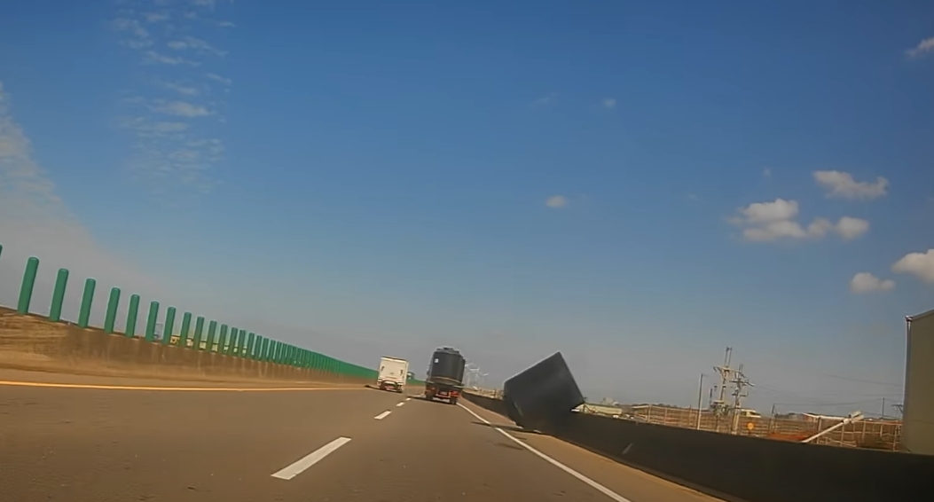 大貨車台61線掉「黑色大桶」險砸騎士!警方開罰了 1769743281632 0