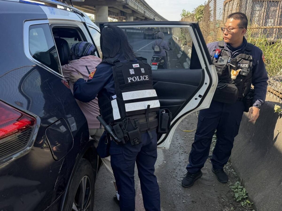 平鎮嬤買菜誤闖快速道路急哭 警暖心安撫送返家 812397 0