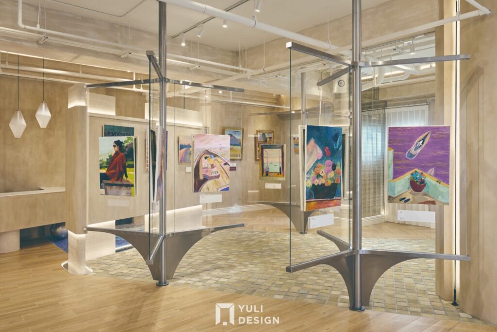 旋轉式畫架設計，可變化展間動線，界定不同展覽需求 。(圖／由里國際設計提供)