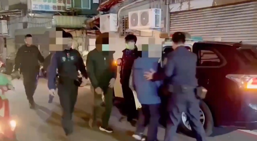 萬華分局破獲一處隱藏於長順街民宅的職業賭場，圖為警方將現場人員帶上車。（圖／記者 趙靜姸翻攝）