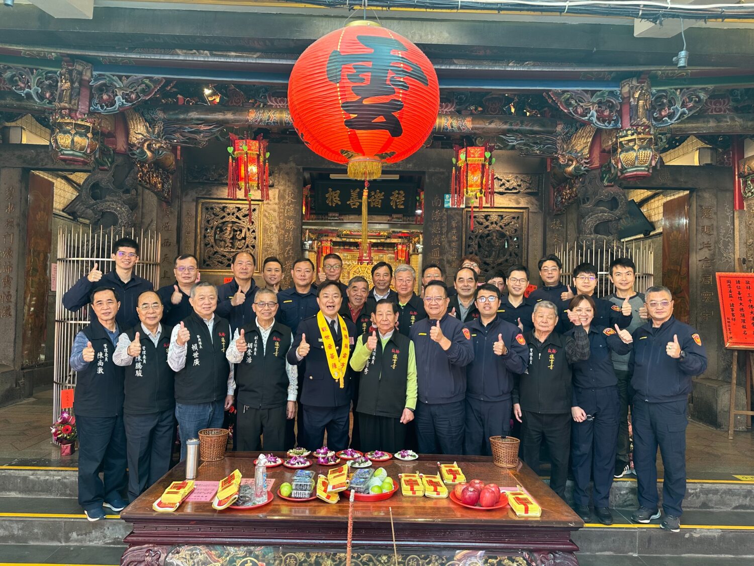 板橋分局長彭正中率分局幹部同仁前往板橋地方大廟接雲寺拜訪祈福。(記者徐煜勝翻攝)