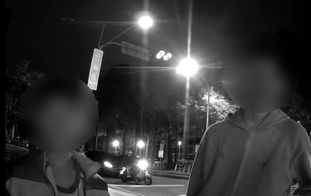 ▲ 少年與同學外出宵夜返抵宿舍時，驚覺手機不見，心急的兩人腦補了一齣手機消失懸疑劇。