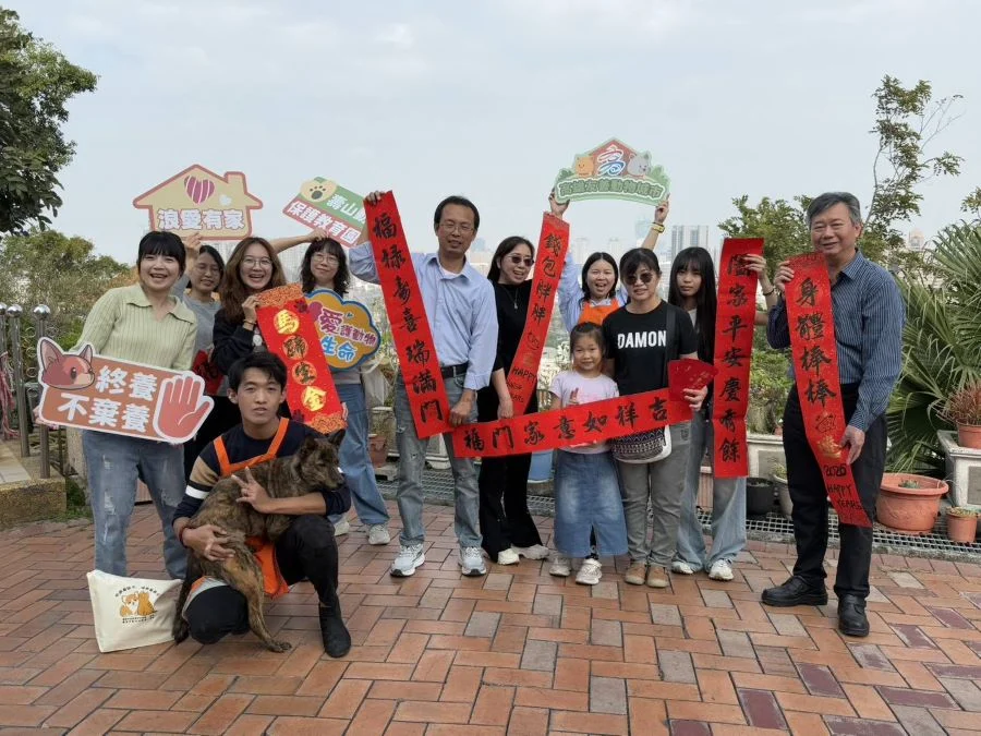 ▲動保處長葉坤松(右)呼籲,農曆春節是團圓的日子,收容所內還有許多等待愛的毛孩,若民眾正考慮為家中增添新成員,歡迎走訪壽山及燕巢園區。