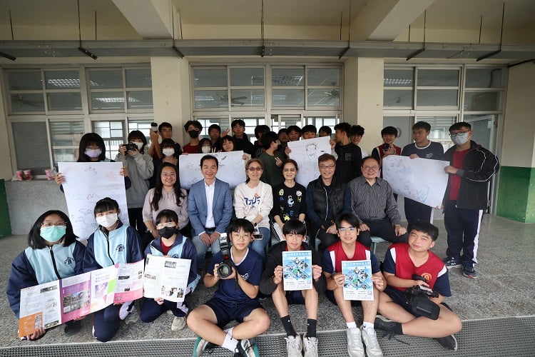 ▲土庫商工學生和台南應用科技大學資訊管理系及企業管理系教授,於課程結束後展現專案成果並合影紀念。(記者劉春生攝)