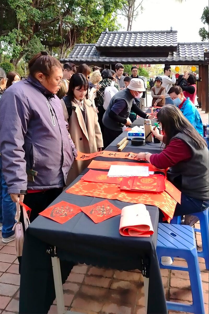▲臺南市政府文化局邀請書法名家,為民眾揮毫寫春聯。發放150張號碼牌每人憑號碼牌限領取一份數量有限,送完為止。