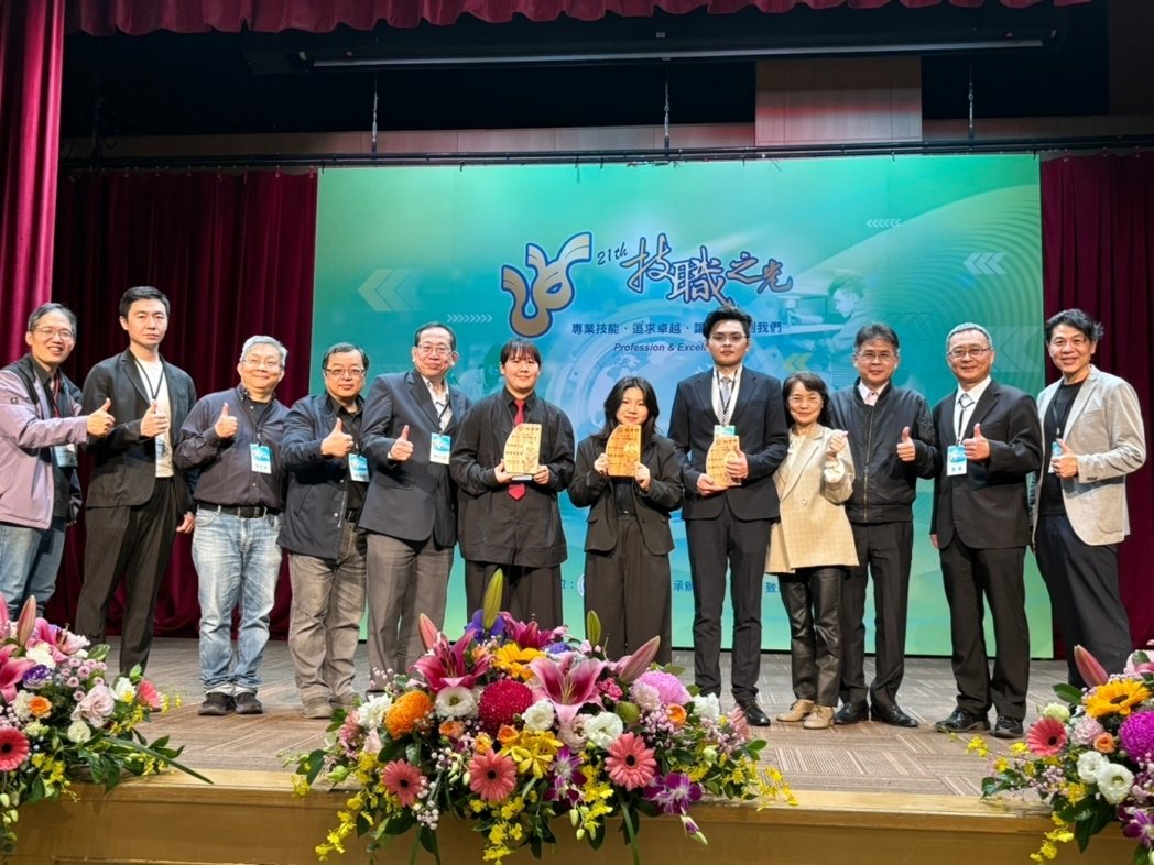 中國科大視覺傳達設計系老師陳建勳(左)、李政達(右)與專題獲獎同學合影。 校方／提供