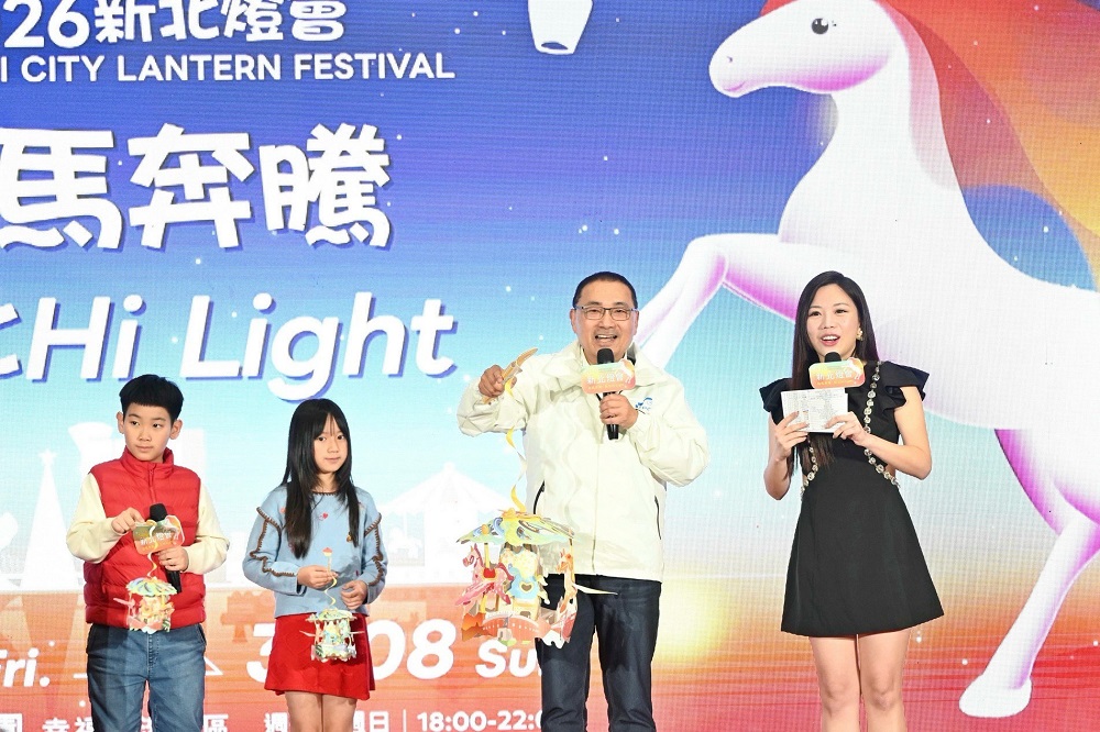 新北燈會主燈「紅寶馬」亮相 　2月22日新北大都會公園登場