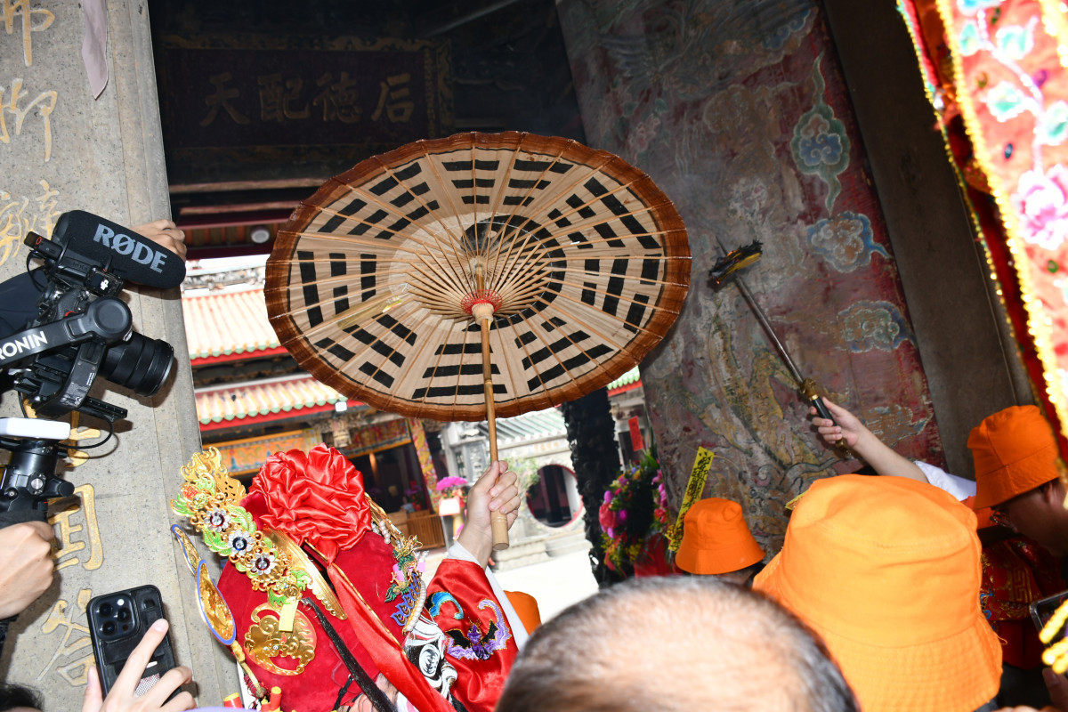 扮成鍾馗的法師（持八卦傘者）正式開廟門。圖／彰化市公所提供