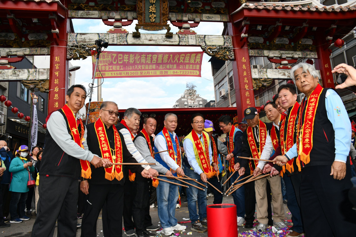 南瑤宮重修完竣入火安座慶典起駕遶境點起馬炮。圖／彰化市公所提供