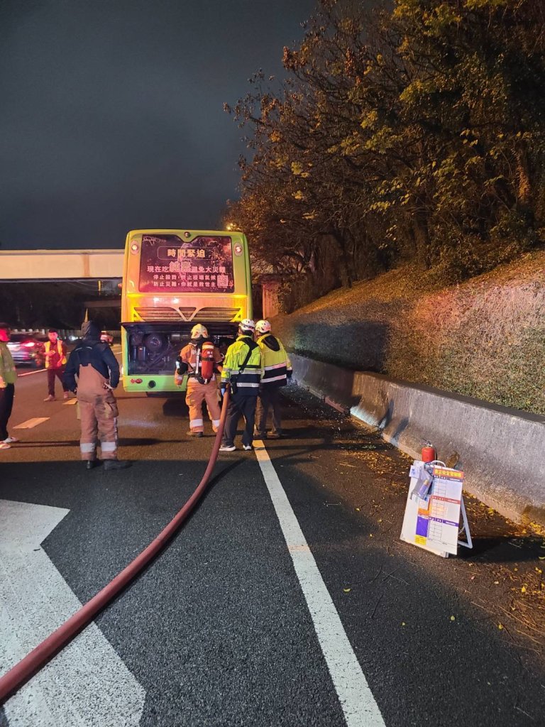 國道1號新竹路段遊覽車失火! 駕駛及24名乘客即時逃出無人受傷
