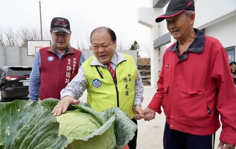 澎湖烏崁「高麗菜王」重磅登場　洪丙仲以單顆22.5台斤稱霸全場