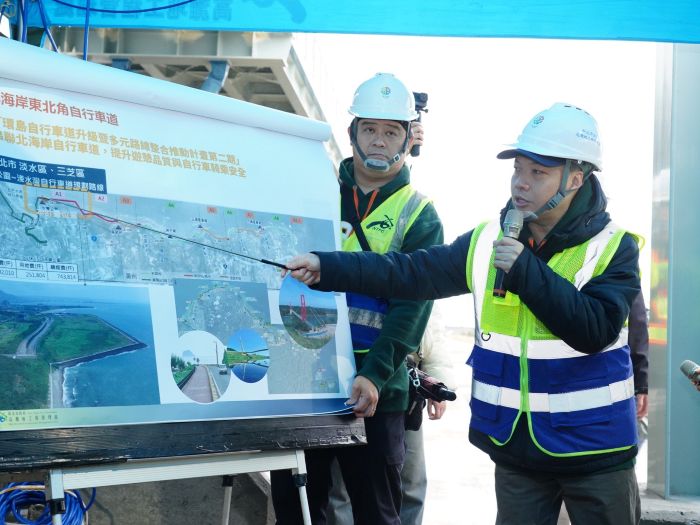 視察觀海自行車道 侯:打造全國第一無限海景騎乘路線 50 《圖說》高灘處長黃裕斌說明工程以海天一線進行淨寬3公尺之堤頂自行車道建置。〈高灘處提供〉