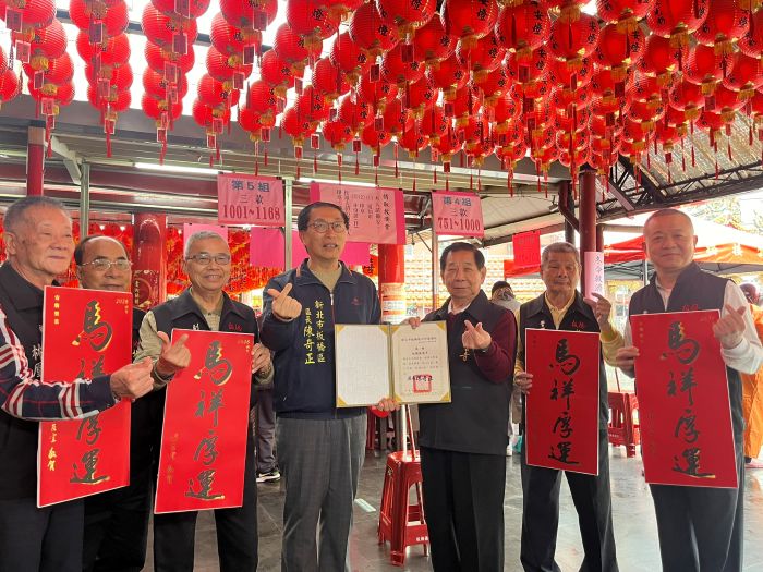 攜手發放265萬慰問金 板橋慈惠宮、接雲寺歲末送溫情 32 《圖說》陳奇正區長(左4)致贈感謝狀予接雲寺,並宣傳市長馬祥厚運春聯。〈板橋公所提供〉