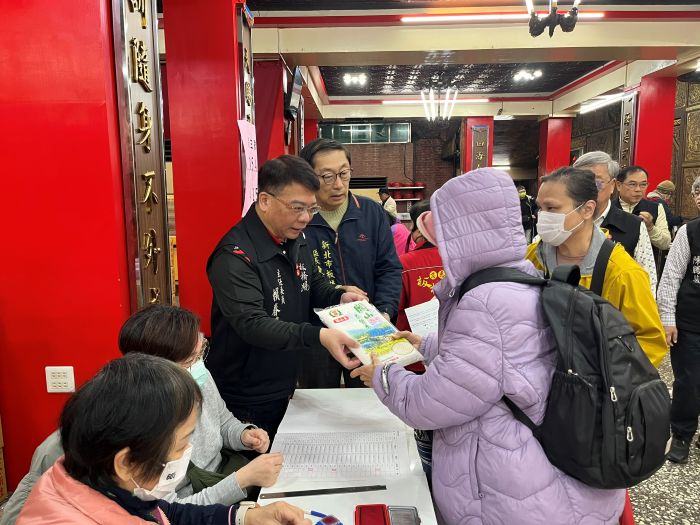 攜手發放265萬慰問金 板橋慈惠宮、接雲寺歲末送溫情 33 《圖說》慈惠宮發放現場情形。〈板橋公所提供〉