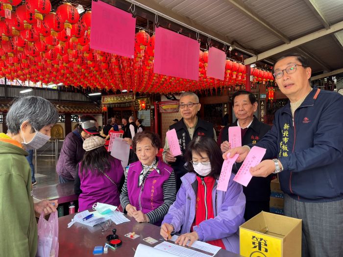 攜手發放265萬慰問金 板橋慈惠宮、接雲寺歲末送溫情 34 《圖說》接雲寺發放冬令救濟金。〈板橋公所提供〉