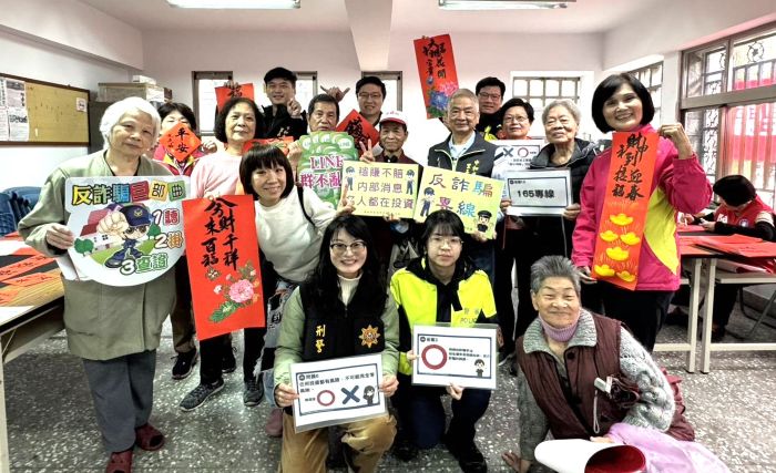 揮毫迎春不受騙 中和警深入鄰里識詐宣導 25 《圖說》中和警分局犯罪預防團隊今日由國光派出所所長余錫廷帶領,於轄內民德里活動中心,舉辦「寫春聯迎新春・識詐保平安」宣導活動。〈中和分局提供〉