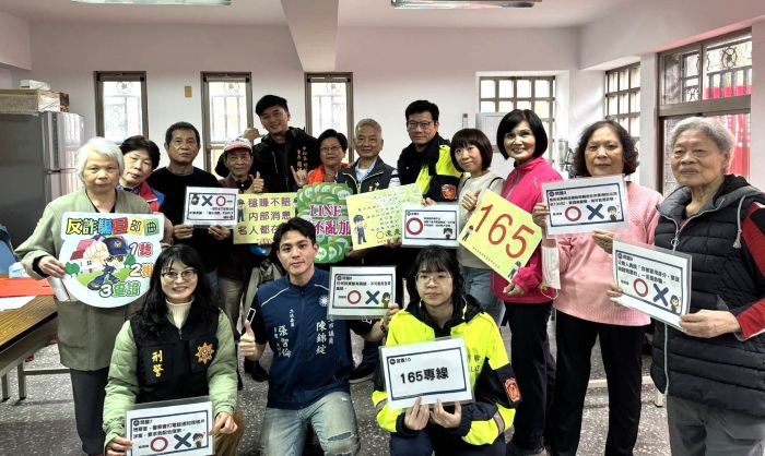 揮毫迎春不受騙 中和警深入鄰里識詐宣導 26 《圖說》中和警犯罪預防團隊透過熱鬧應景的方式進行識詐宣導,讓民眾在迎新春、拿春聯的同時,輕鬆學會防詐知識,共同守護里民財產安全。〈中和分局提供〉