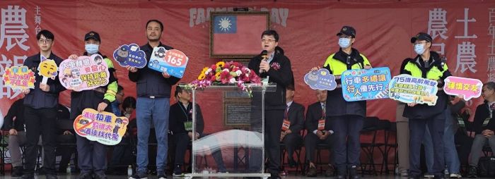 農會歡慶農民節 土城警犯罪預防宣導安心過好年 40 《圖說》土城分局防竊盜、反詐騙與反毒駕宣導,提醒民眾注意隨身財物、防範扒竊,並加強反詐騙觀。〈土城分局提供〉