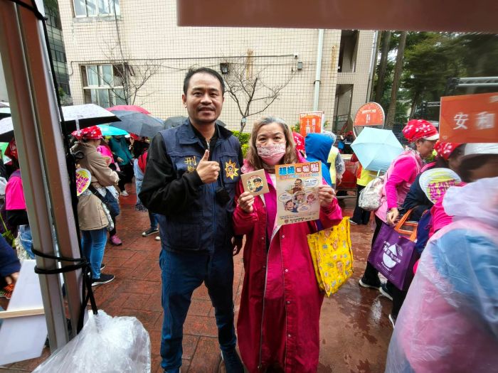 農會歡慶農民節 土城警犯罪預防宣導安心過好年 42 《圖說》民眾開心與員警合影。〈土城分局提供〉