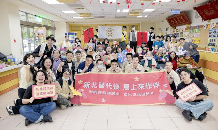 紙藝互動暖心相伴 新北替代役青年陪長者迎春納福 56 《圖說》新北替代役及備役役男與志工今日前往深坑區健順安養中心公益活動,陪伴長者及身心障礙者提前賀歲,迎接春節到來。〈民政局提供〉
