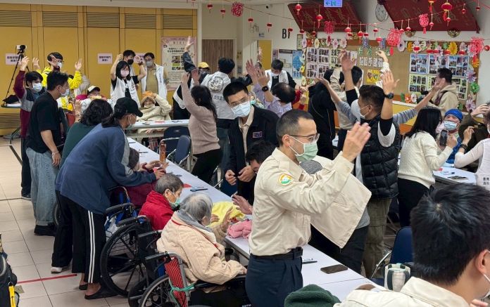 紙藝互動暖心相伴 新北替代役青年陪長者迎春納福 57 《圖說》役男們透過帶動唱等活動與長輩們一起動動身、動動腦、也動動心。〈民政局提供〉