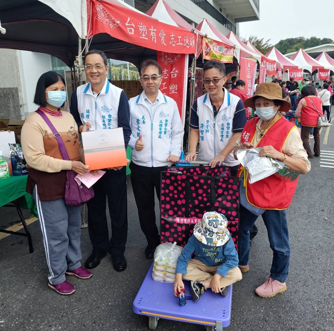 ▲台塑楊志成資深經理(左二)致贈愛心物資予弱勢家庭。(記者 李堂安 翻攝)