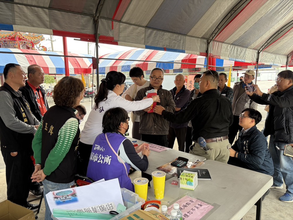 嘉義縣太保市今1/31、明2/1日兩天週休假日再到各里實地印領發放振興金3000元。鄭淑分市長帶領黃大益機要秘書到各里關心領發作業情形。(圖/記者黃采琳翻攝)