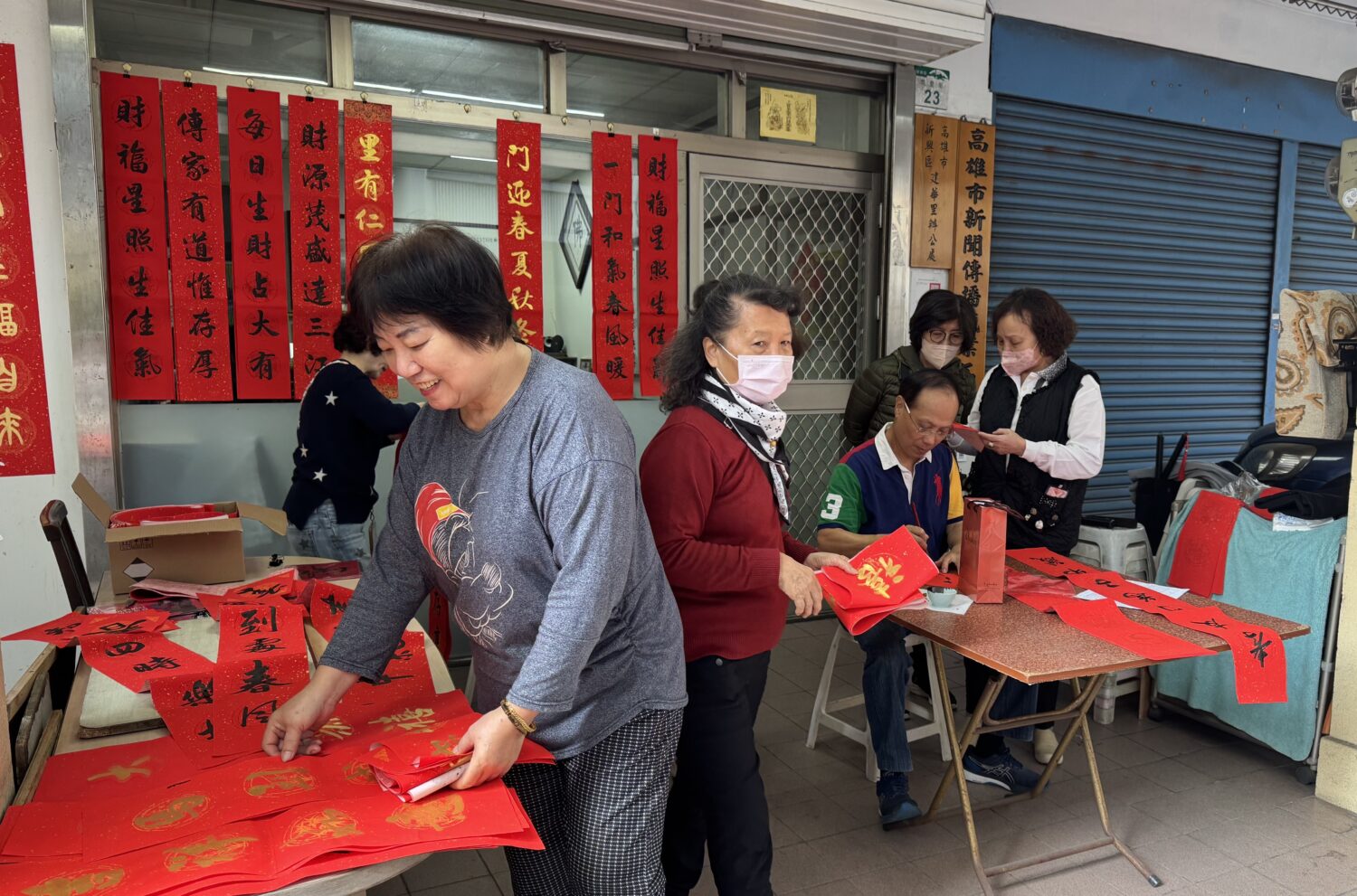 高雄市新興區建華里長吳文欽邀請書法名家現場書寫春聯 贈送里內居民